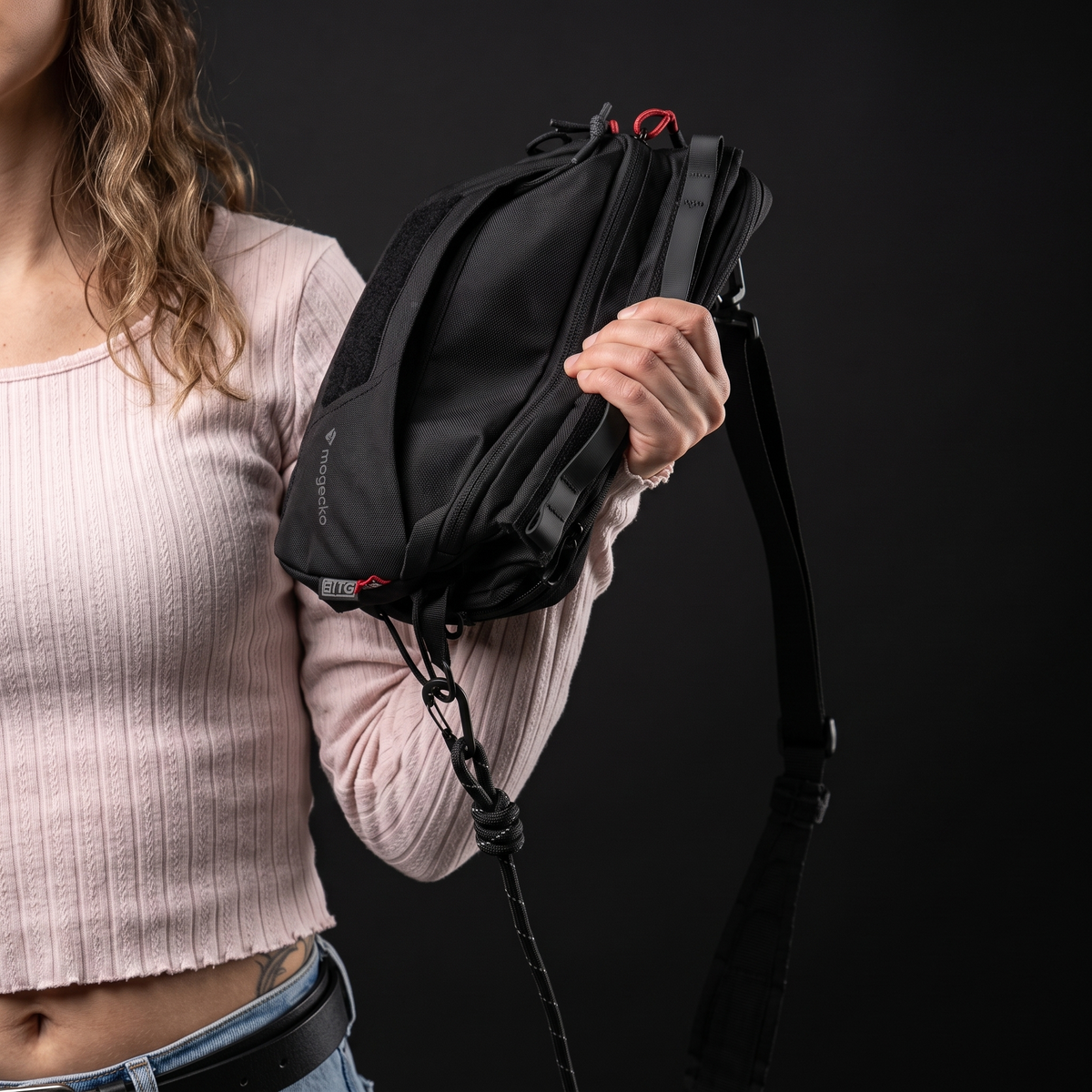 Magecko Magnetic Gym Bag B03 | Hidden Bottle Compartment & Crossbody Carry
